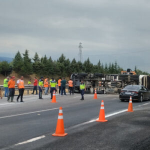 otoyolda sicak asfalt yuklu kamyon devrildi bolu dagi tuneli ulasima kapandi FEZenhnF