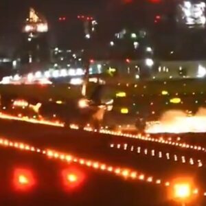 siddetli ruzgarin ucagi yan yatirdigi anlar kamerada aVMjEuCD