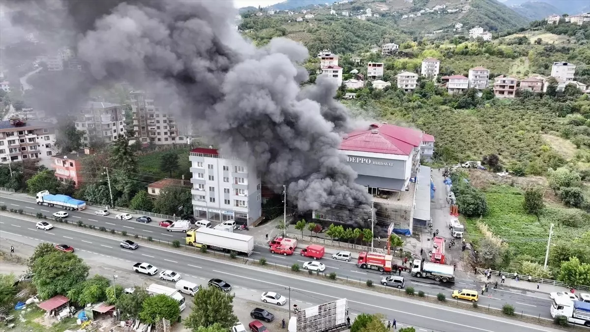 akcaabatta alisveris merkezinde yangin XnR3T15t