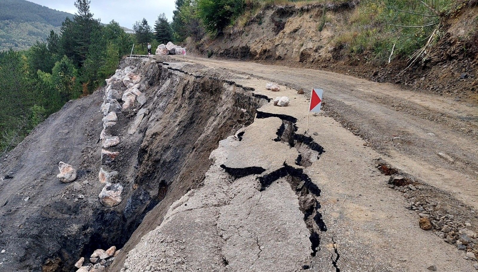 kastamonuda heyelan nedeniyle koy yolu coktu XhvuPFyY