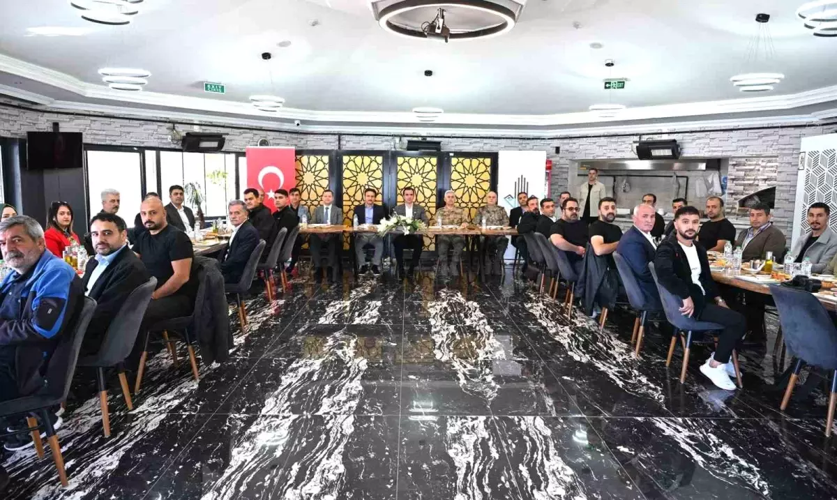 bitlis valisi ahmet karakaya basin mensuplariyla bir araya geldi dC15K2u2.jpg