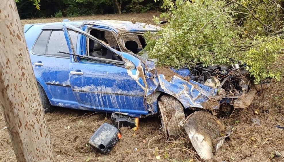 kontrolden cikan otomobil tarlaya uctu Z4vvuFFg.jpg