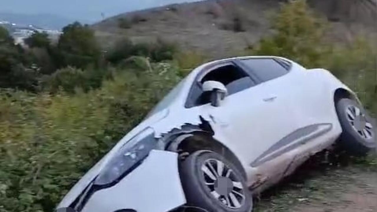 kontrolden cikan otomobil ucurumun esiginde durdu yC5XOZ9M