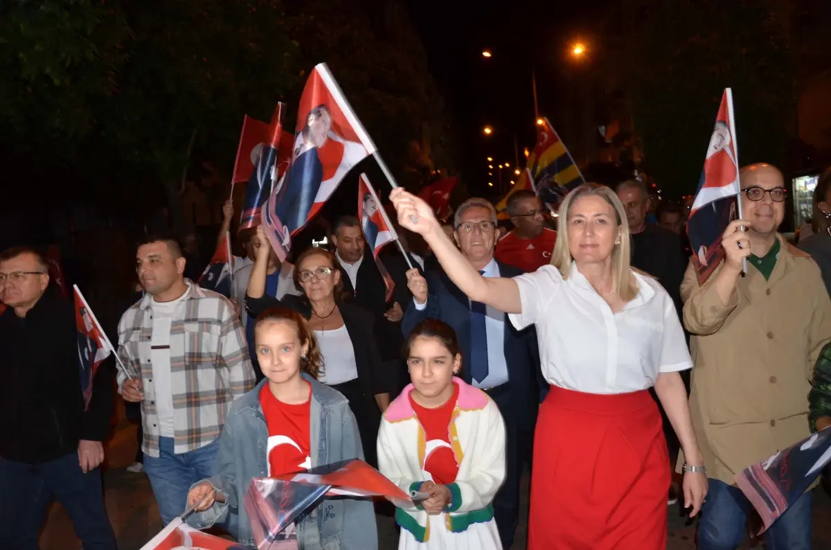 nazillide cumhuriyet bayrami fener alayi coskusu lVpN17rd.jpg