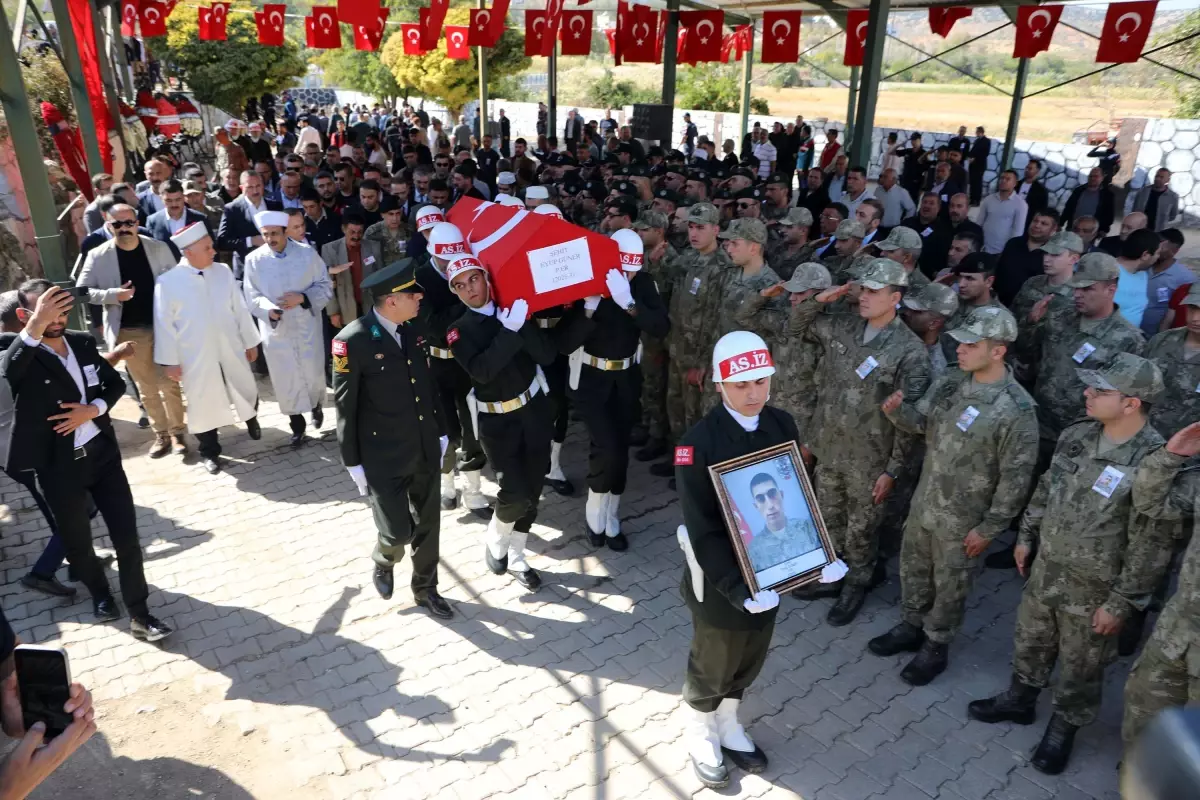 sehit piyade er eyup gunerin cenazesi topraga verildi UTNqcH4b.jpg