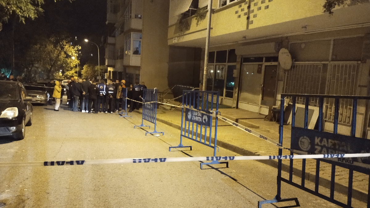 istanbul kartalda kolonlarinda catlak tespit edilen 4 katli bina tahliye edildi BggEXGFU.jpg