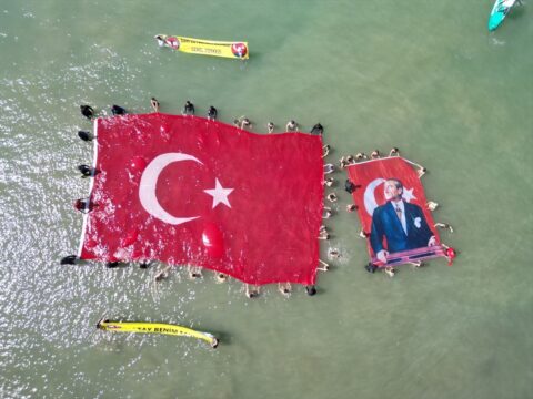 Arsuz’da 19 Mayıs Kutlamaları: Denizde Dev Türk Bayrağı Açıldı