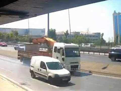 Avcılar’da Motosiklete TIR Çarpması Sonucu 2 Kişi Yaralandı