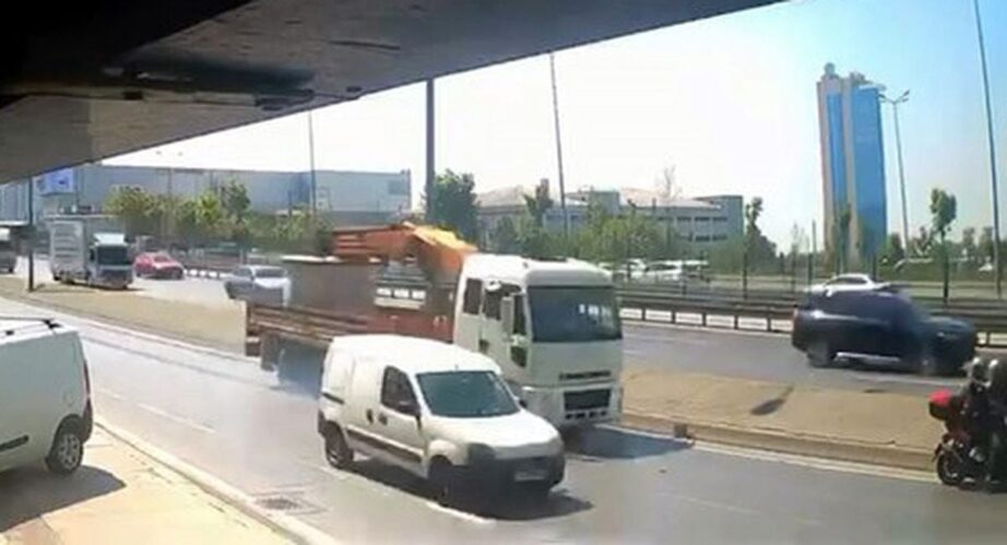 Avcılar’da Motosiklete TIR Çarpması Sonucu 2 Kişi Yaralandı