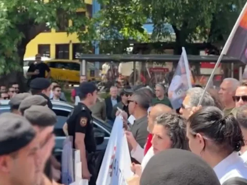 Bursa’da 19 Mayıs Kutlamalarına Polis Müdahalesi: Barikatlar Aşılarak Yürüyüş Gerçekleştirildi