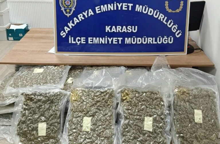 sakaryada-uyusturucu-dolu-canta-sahile-vurdu-QYpm2beV