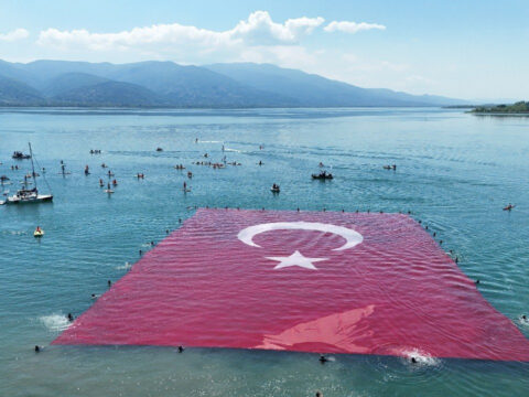 Sapanca Gölü’nde Dev Türk Bayrağı Coşkuyla Açıldı