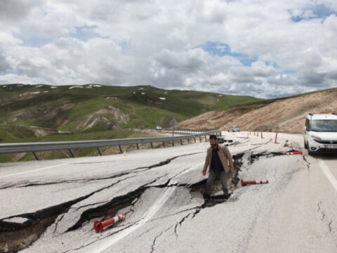 Ahlat-Malazgirt Kara Yolu Zemin Kayması Nedeniyle Kapatıldı