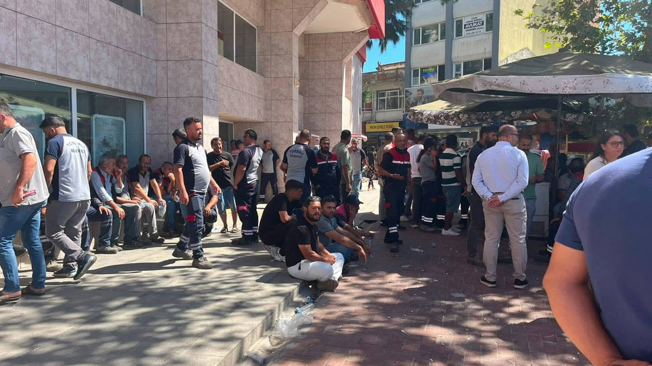 Belediye iscileri salteri indirdi haklari icin is biraktilar XbcMUgxV