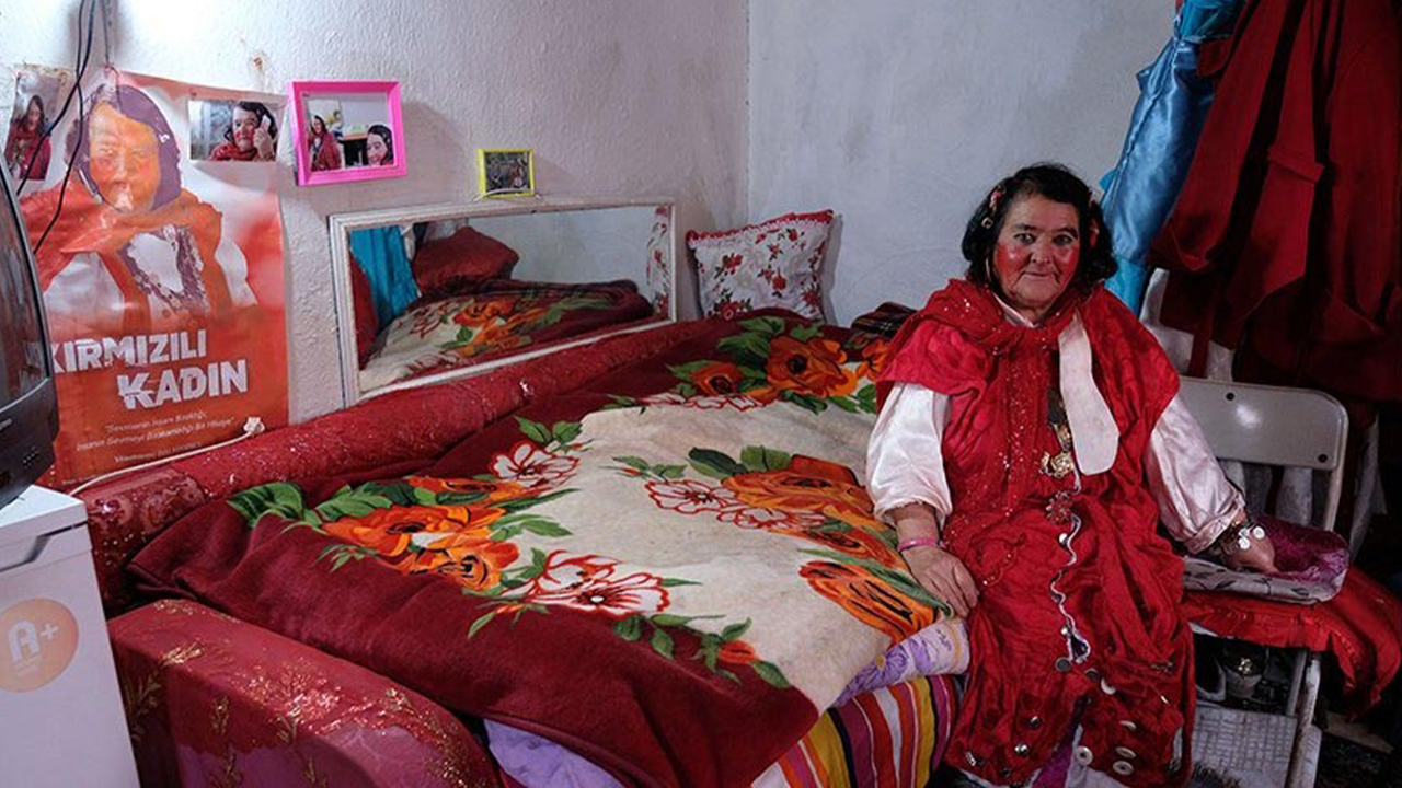 Yillarca kirmizi kiyafetleriyle taninmisti sultan ozcandan aci haber KXwJ3ItT